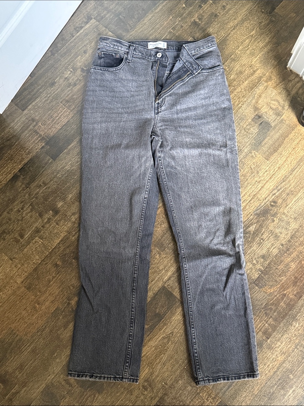 Abercrombie & Fitch High-Rise Women's Straight Jeans in Washed Gray